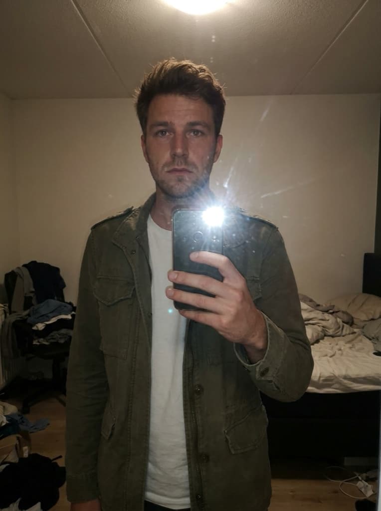 Voor: slechte spiegelselfie met flits in een rommelige slaapkamer, score 31